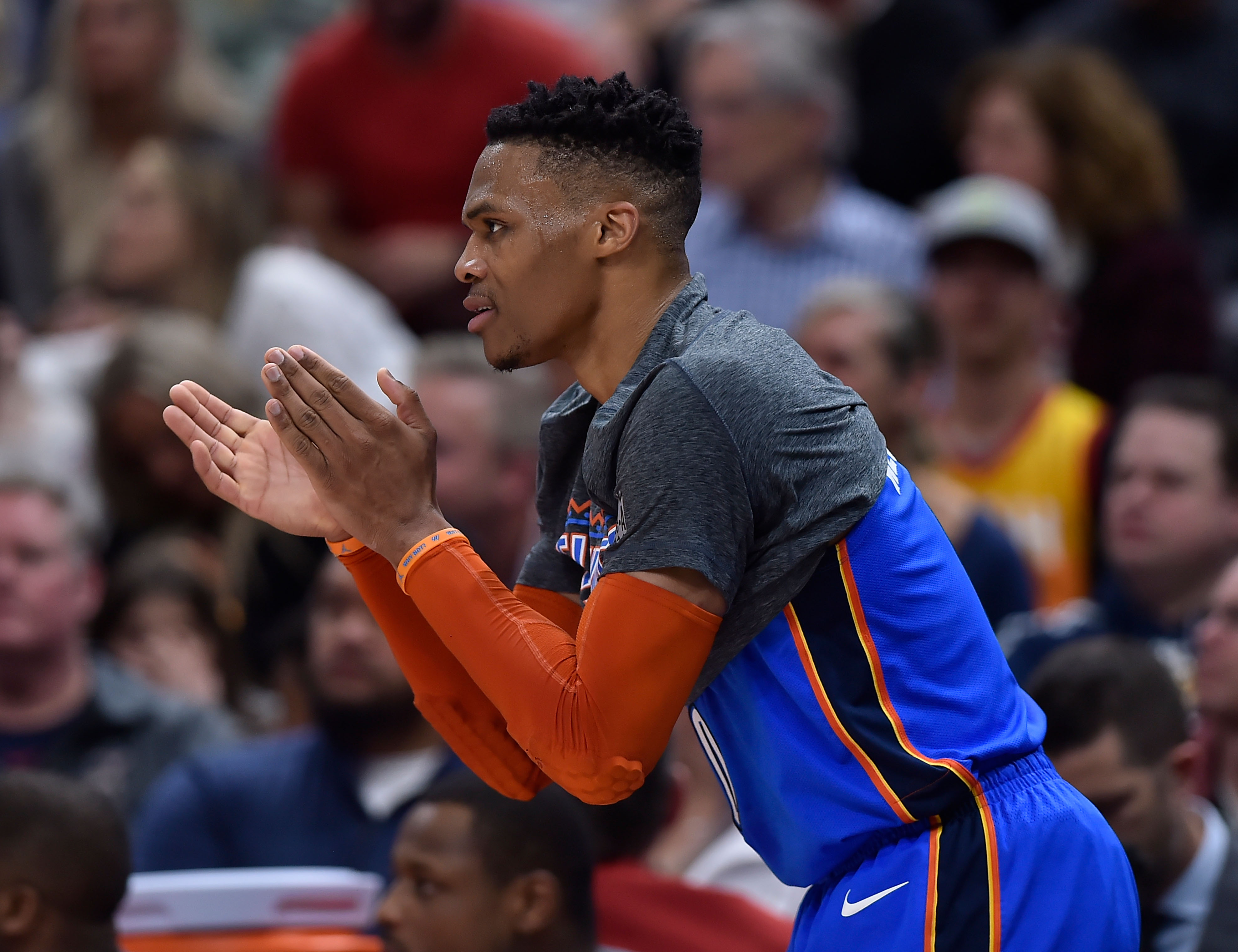 以李谷一为 以李谷一为