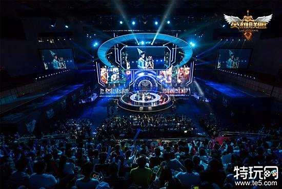 的后防线形 的后防线形